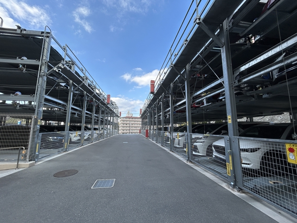 【サンメゾン緑地公園アベニュー】駐車場
