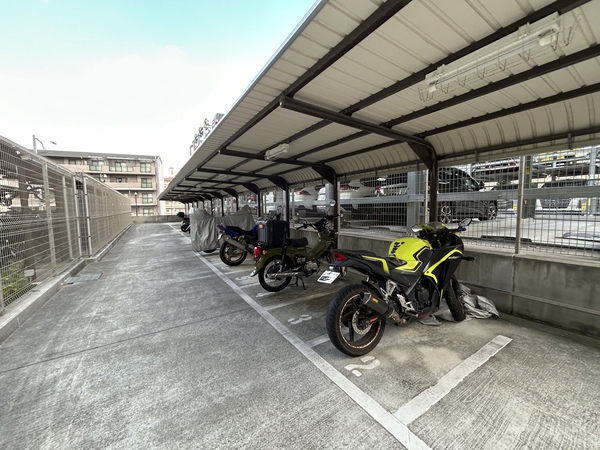 【サンメゾン緑地公園アベニュー】バイク置場
