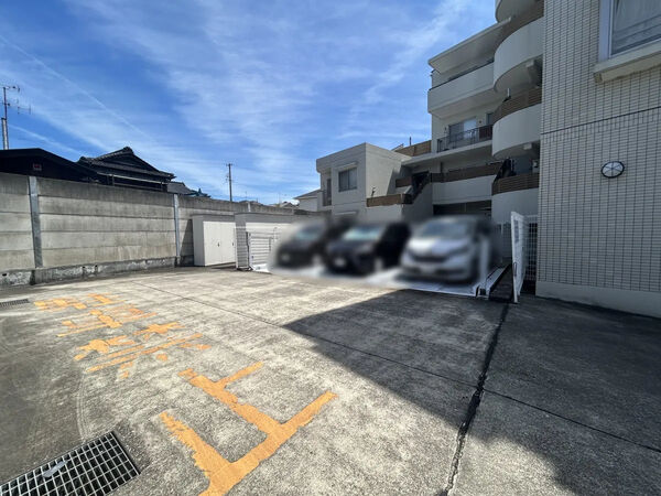 【植田一丁目パーク・ホームズ】駐車場