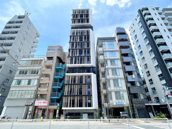 【サンウッドフラッツ新宿四谷三丁目】外観