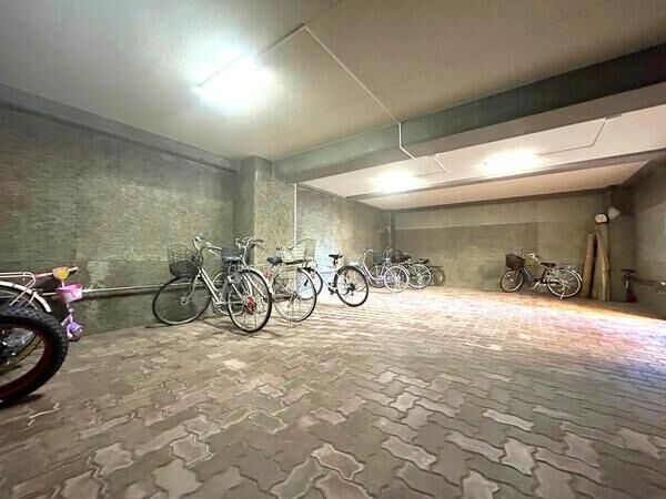 【朝日プラザ南16条】共用部分１（駐輪場）