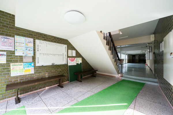 【ヴィラ岡崎】共用部分（エントランス）