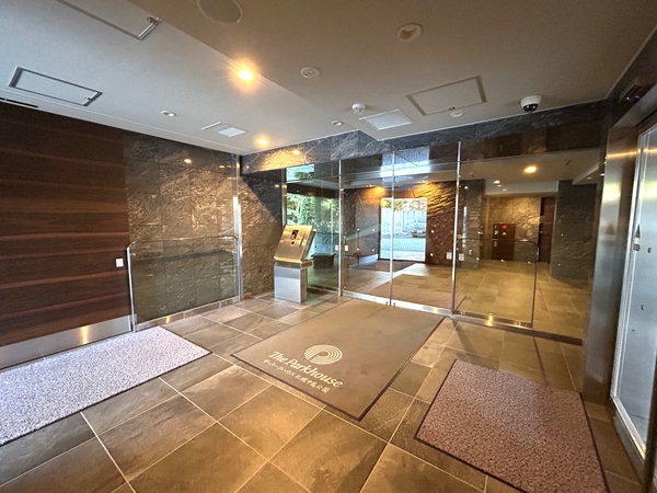 【ザ・パークハウス札幌中島公園】エントランス(風除室) 【ザ・パークハウス札幌中島公園】エントランス(風除室)