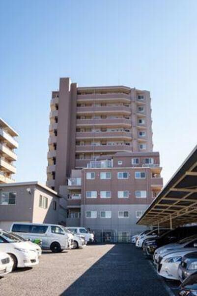 【レクシオ見沼代親水公園】敷地は戸建て住宅やマンションなどが建ち並ぶ一角。 【レクシオ見沼代親水公園】敷地は戸建て住宅やマンションなどが建ち並ぶ一角。
