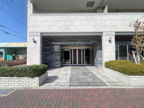【プレサンスロジェ西宮北口門前町テラス】エントランス