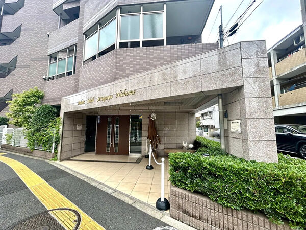 【パレソレイユ世田谷二丁目】エントランス