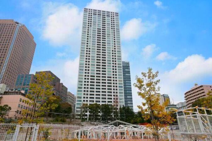 【虎ノ門タワーズレジデンス】「ホテルオークラ東京」に隣接する丘にそびえる41階建て全267邸。		