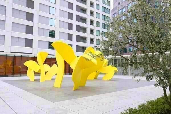 【虎ノ門タワーズレジデンス】住まう人を出迎えるアプローチに配されたオブジェ。		