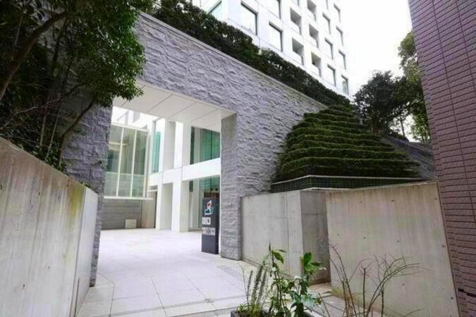 邸宅入口には、石やタイルのもつ素材感を演出に取り入れた爽快なゲート。		