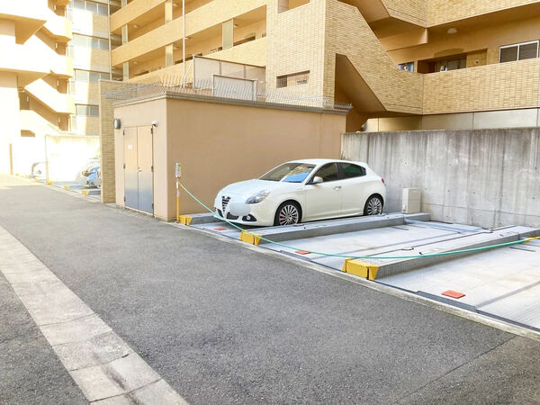 【アパガーデンパーク上野芝】駐車場