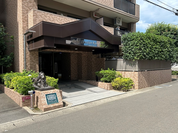 【ライオンズマンション富沢】エントランスアプローチ