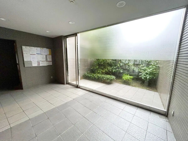 【上杉五丁目シティハウス】エントランス3(中庭が見えます。) 【上杉五丁目シティハウス】エントランス3(中庭が見えます。)