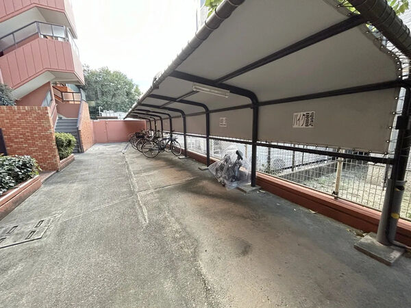 【ライオンズマンション中根】駐輪場
