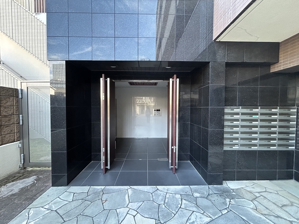 【コモドルーチェゼクシア大宮上落合】エントランス