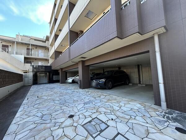 【コモドルーチェゼクシア大宮上落合】駐車場