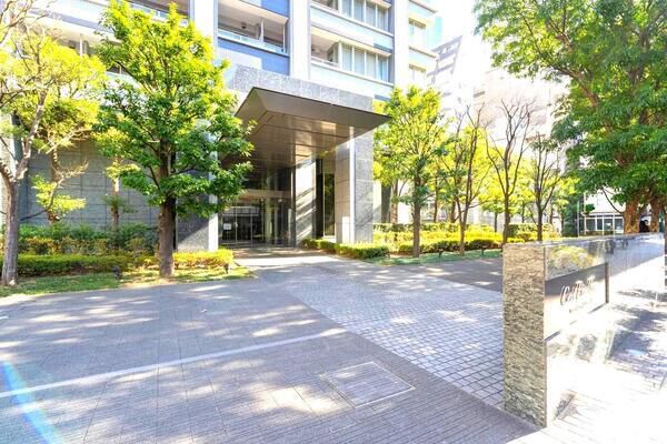 【クレストプライムタワー芝】常緑の低木を配し、四季を通じて緑の風を呼ぶランドプラン。		