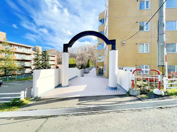 【レジデンス宮の森】エントランス２（ゲート）