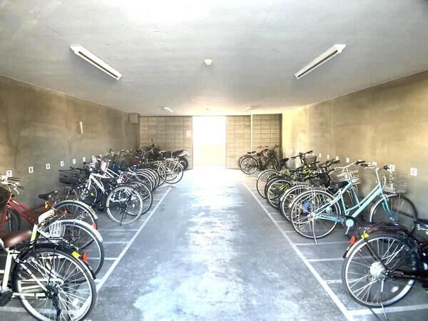 （駐輪場）