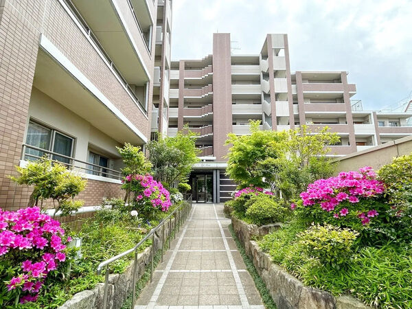 【アーバンパレス春日一の谷レイクアベニュー】エントランスアプローチ