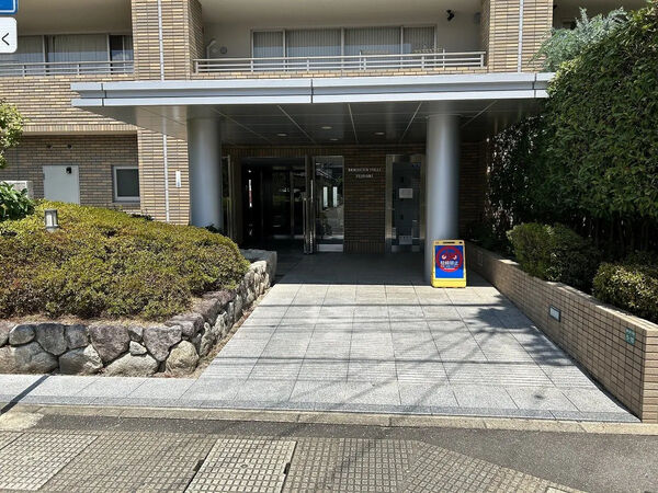 【ブライトンヒルズ藤崎】エントランス