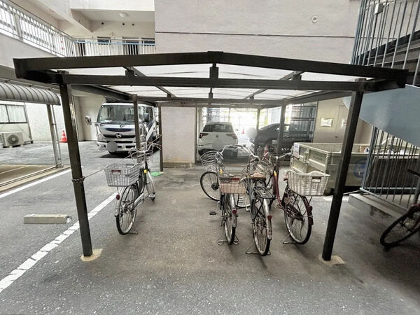 （駐輪場）