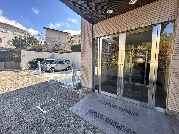 【グランステイツ香里園山之手町】エントランス