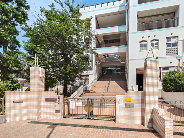 四谷第六小学校まで約750m(徒歩10分)