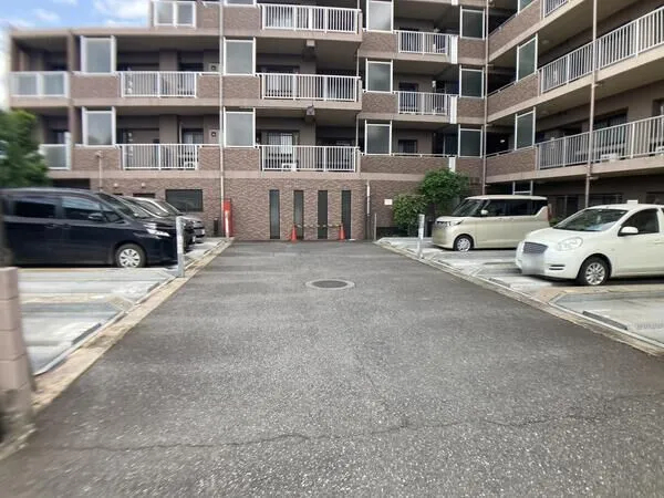 【マノー取手ヒルズ】駐車場