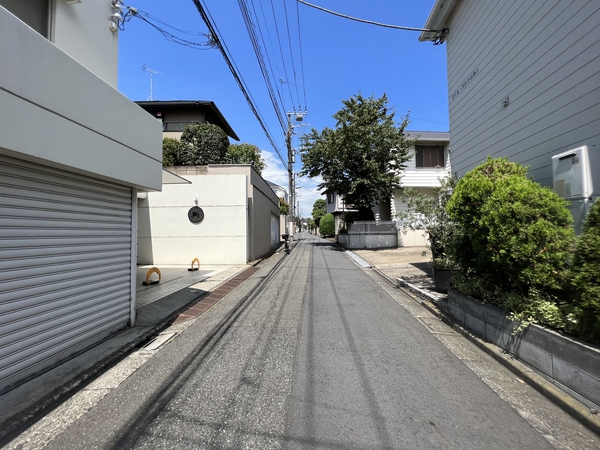 【ザ・コーチハウス】前面道路