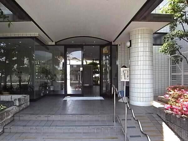 【ロイヤルコート逆瀬川】エントランス