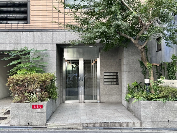 【アジュール粉川】エントランス