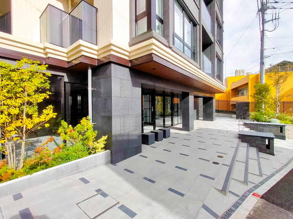 【ヴェレーナグラン横浜野毛山公園】エントランス