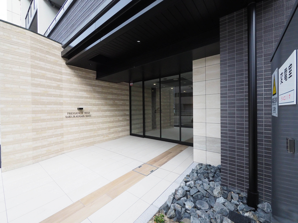【プレサンスレイズ桜山EAST】エントランス