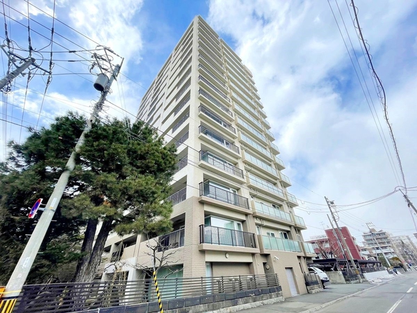 【ライオンズヴィアーレ円山南四条】外観