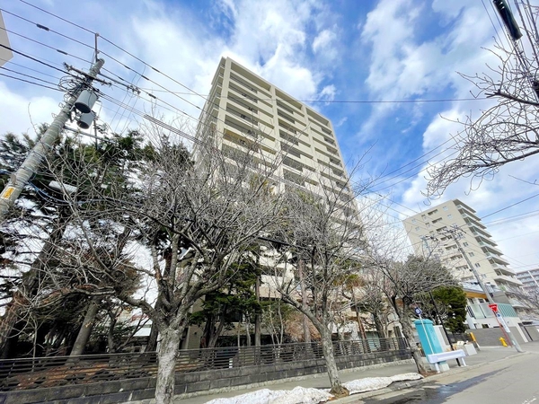 【ライオンズヴィアーレ円山南四条】外観