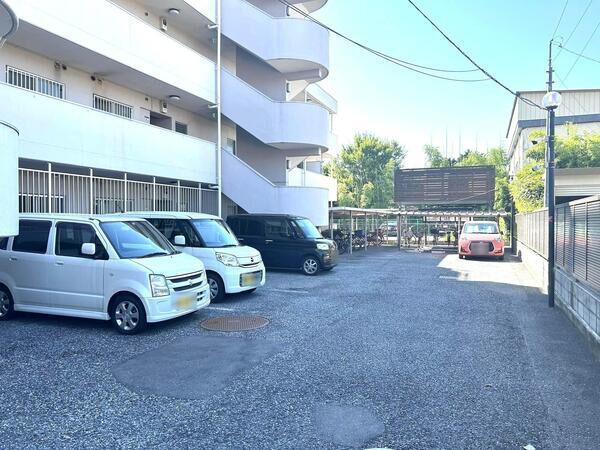 【グラン・ドムール岩槻2番館】駐車場