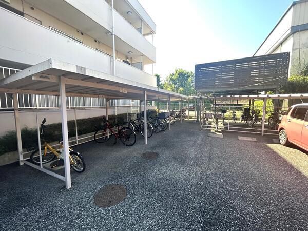 【グラン・ドムール岩槻2番館】駐輪場