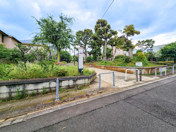 どんぐりひろば公園まで約300m(徒歩4分)