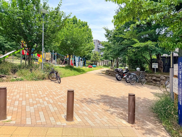本二東郷やすらぎ公園まで約180m(徒歩3分)