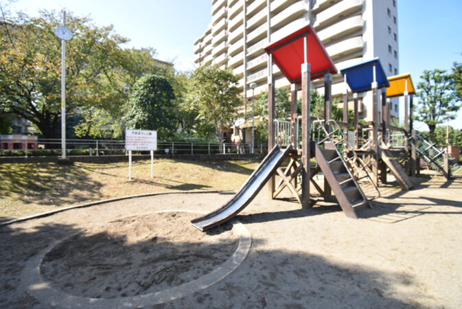 敷地内「やまぼうし公園」まで約60ｍ