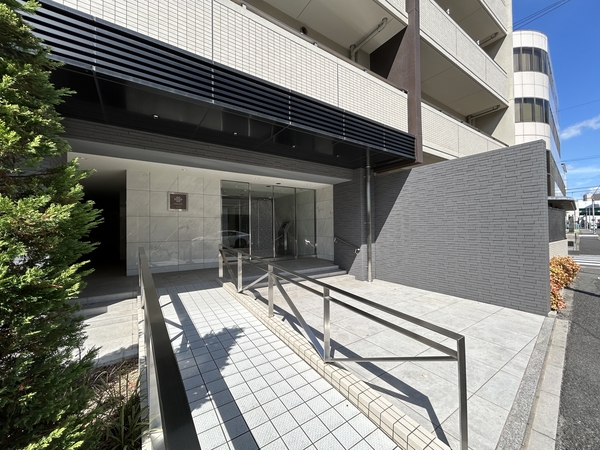 【ファミリアーレ神宮東第2】エントランス