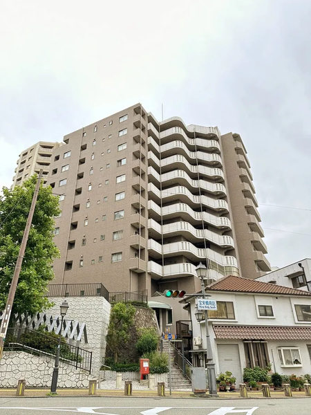 【イトーピア宝塚リバーサイドヒルズ】外観