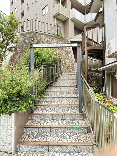 【イトーピア宝塚リバーサイドヒルズ】エントランスアプローチ