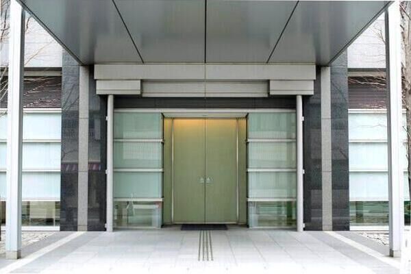 【銀座タワー】エントランス2 気品に満ちた、上質感のあるエントラスコートが訪れる人を出迎えてくれます。 【銀座タワー】エントランス2 気品に満ちた、上質感のあるエントラスコートが訪れる人を出迎えてくれます。