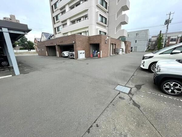 【ラピスソラーレ南20条エスト】共用部分(駐車場) 【ラピスソラーレ南20条エスト】共用部分(駐車場)