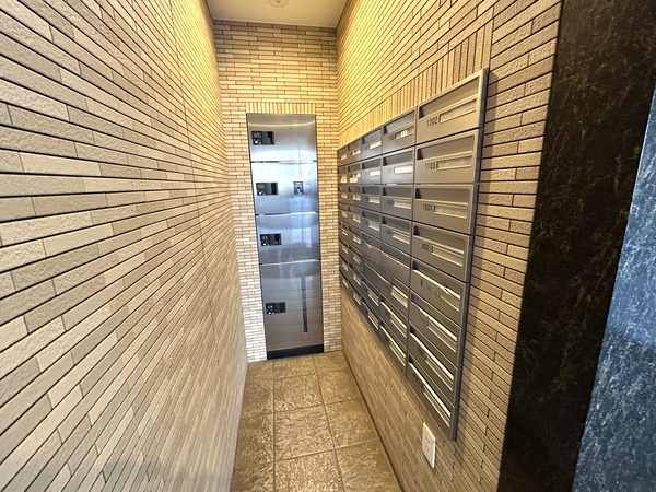 宅配ロッカーとメールコーナー