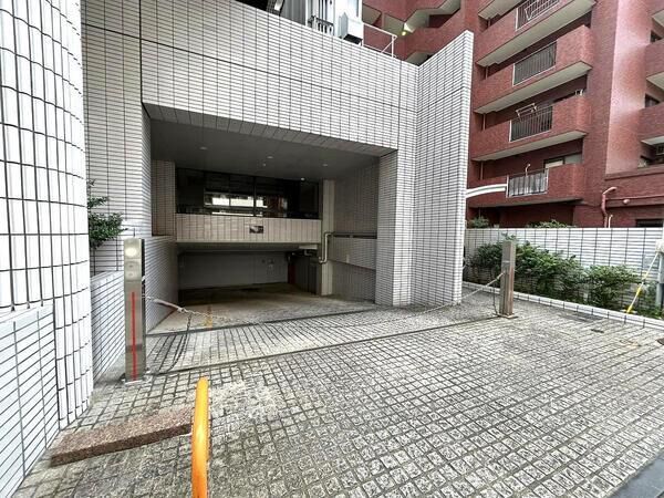 【朝日プラザ西公園】駐車場入口 【朝日プラザ西公園】駐車場入口