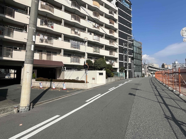 【メロディーハイム中津】エントランス前道路 【メロディーハイム中津】エントランス前道路