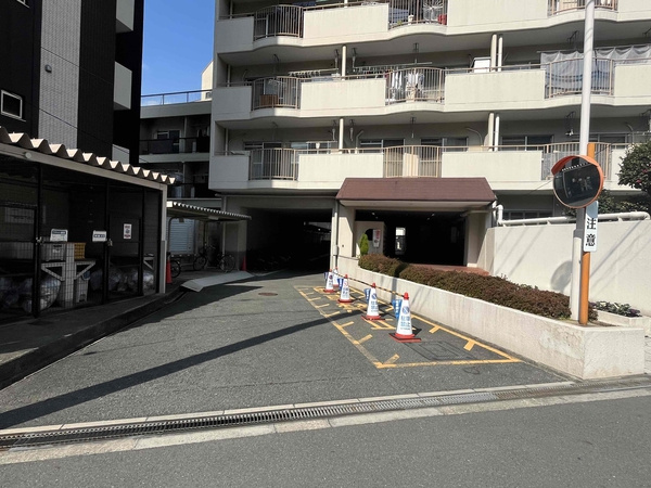 【メロディーハイム中津】駐車場入り口 【メロディーハイム中津】駐車場入り口