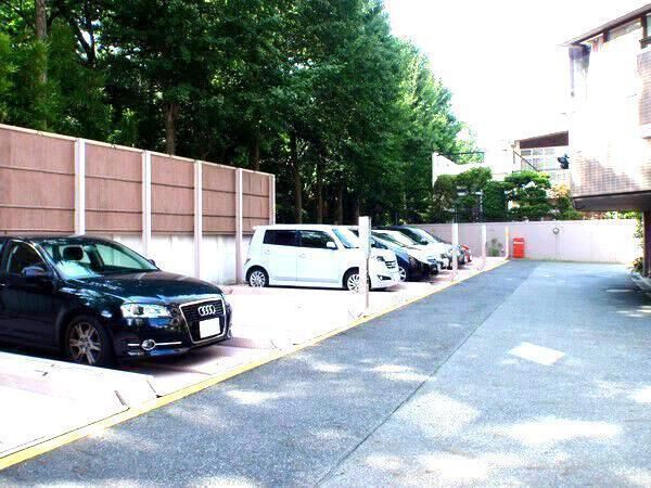 【三井農林徳川園ハイツ】共用部分（駐車場）